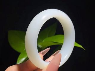 和田玉羊脂白玉手镯,玉质细腻油润,白度一级白