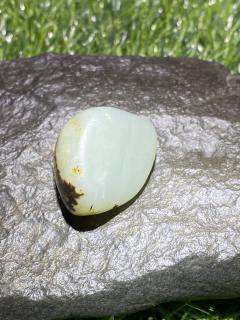 聚黑皮蓝调和田玉籽料,质地细腻温润,肉细,油性足,毛孔清晰细腻,形状